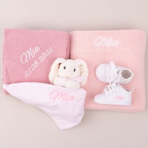4-piece Pink Knitted Blanket Girl Baby Gift Box personalised with the name Mia.