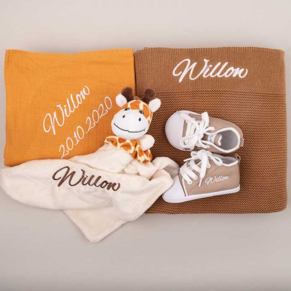 4-piece Brown Knitted Blanket & Giraffe Baby Gift embroidered with the name Willow