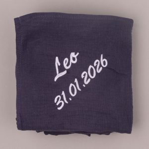 Navy blue baby wrap embroidered with the name “Leo” and date “31.01.2026” in white.