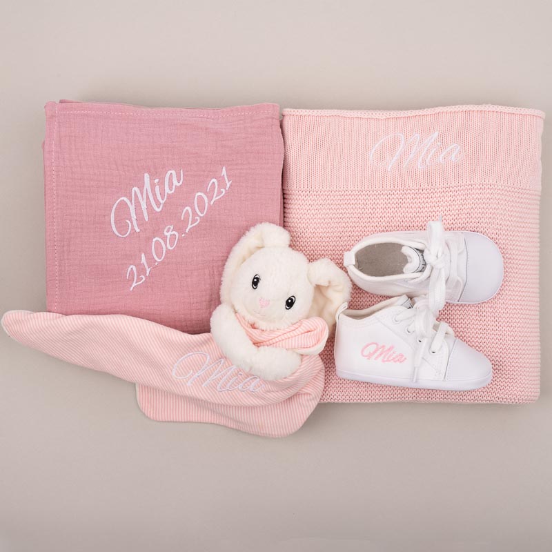4-piece Pink Knitted Blanket Girl Baby Gift Box personalised with the name Mia