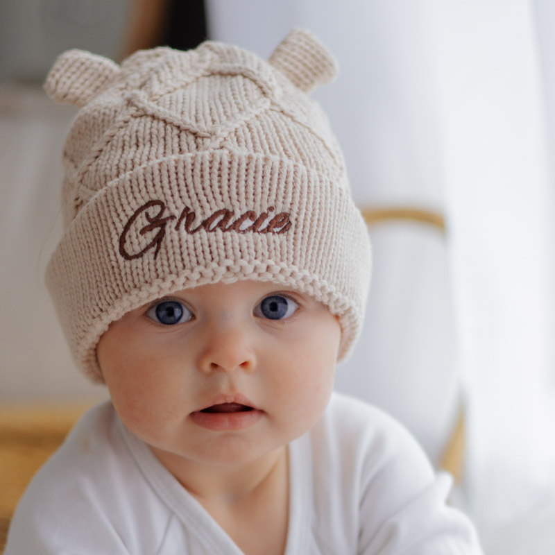Personalised baby beanie in beige knit with embroidered name Gracie & cute bear ears